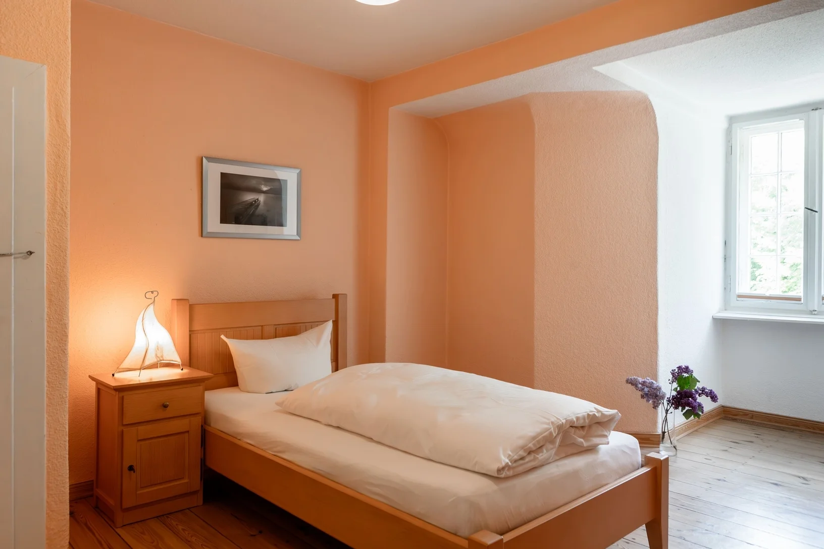 Bild: 01 Pilger EZ mit Bett und Fenster