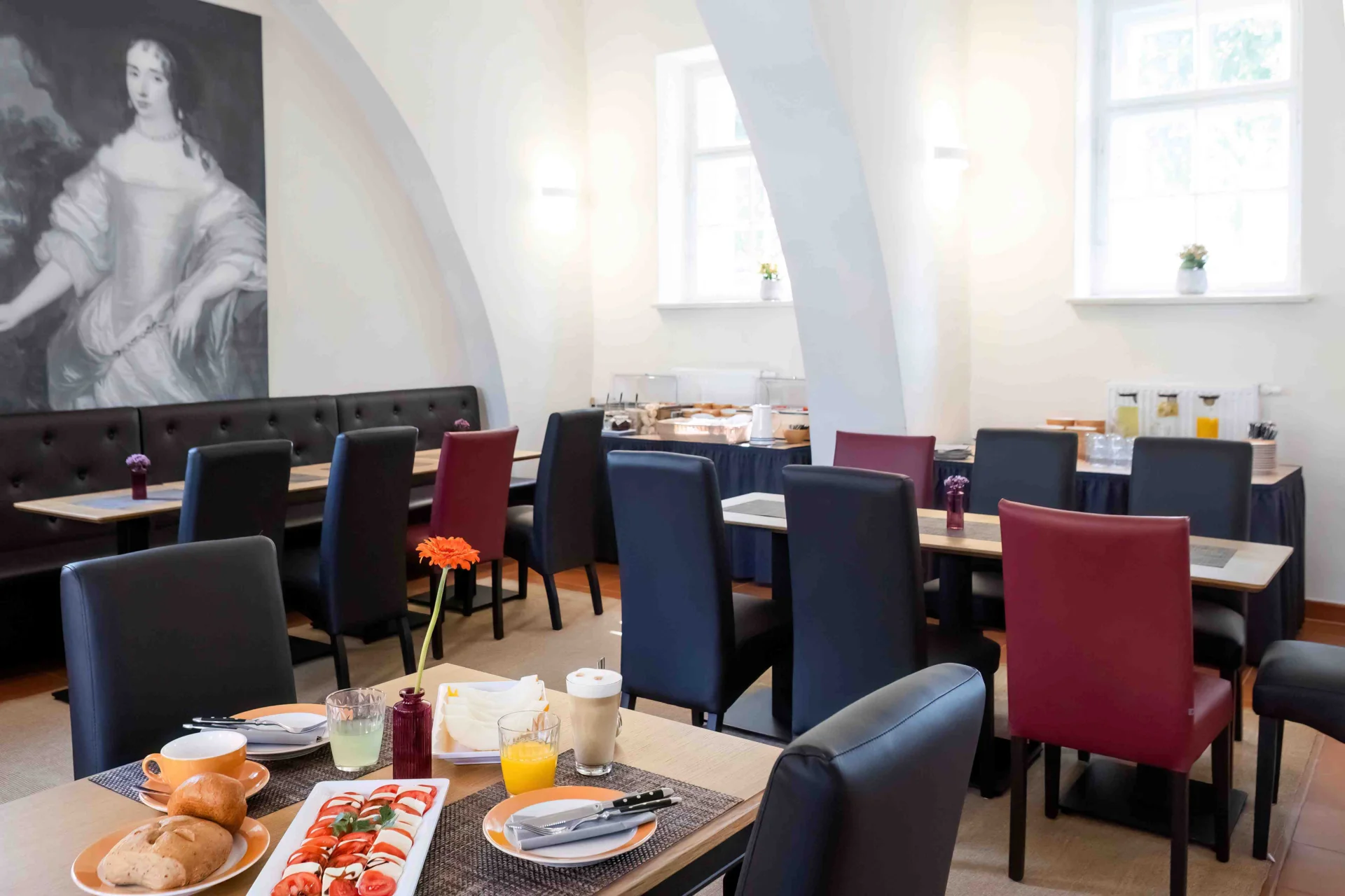 Bild: 01 Restaurant mit Tisch und Stuehlen