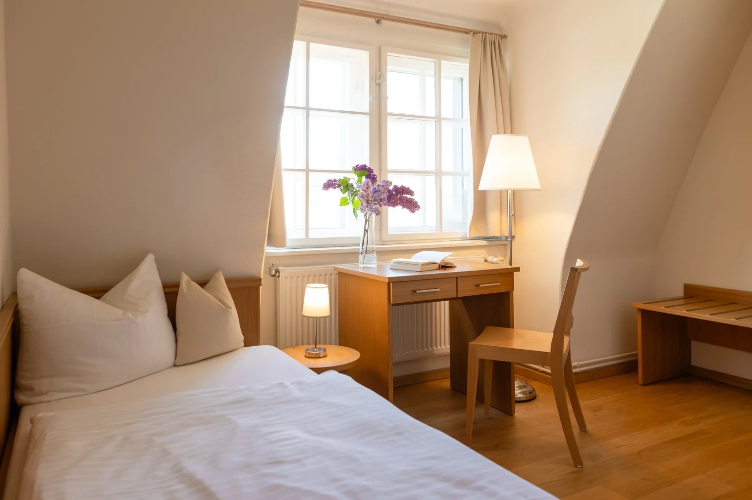 Bild: 01 Superior EZ Bett und Schriebtisch
