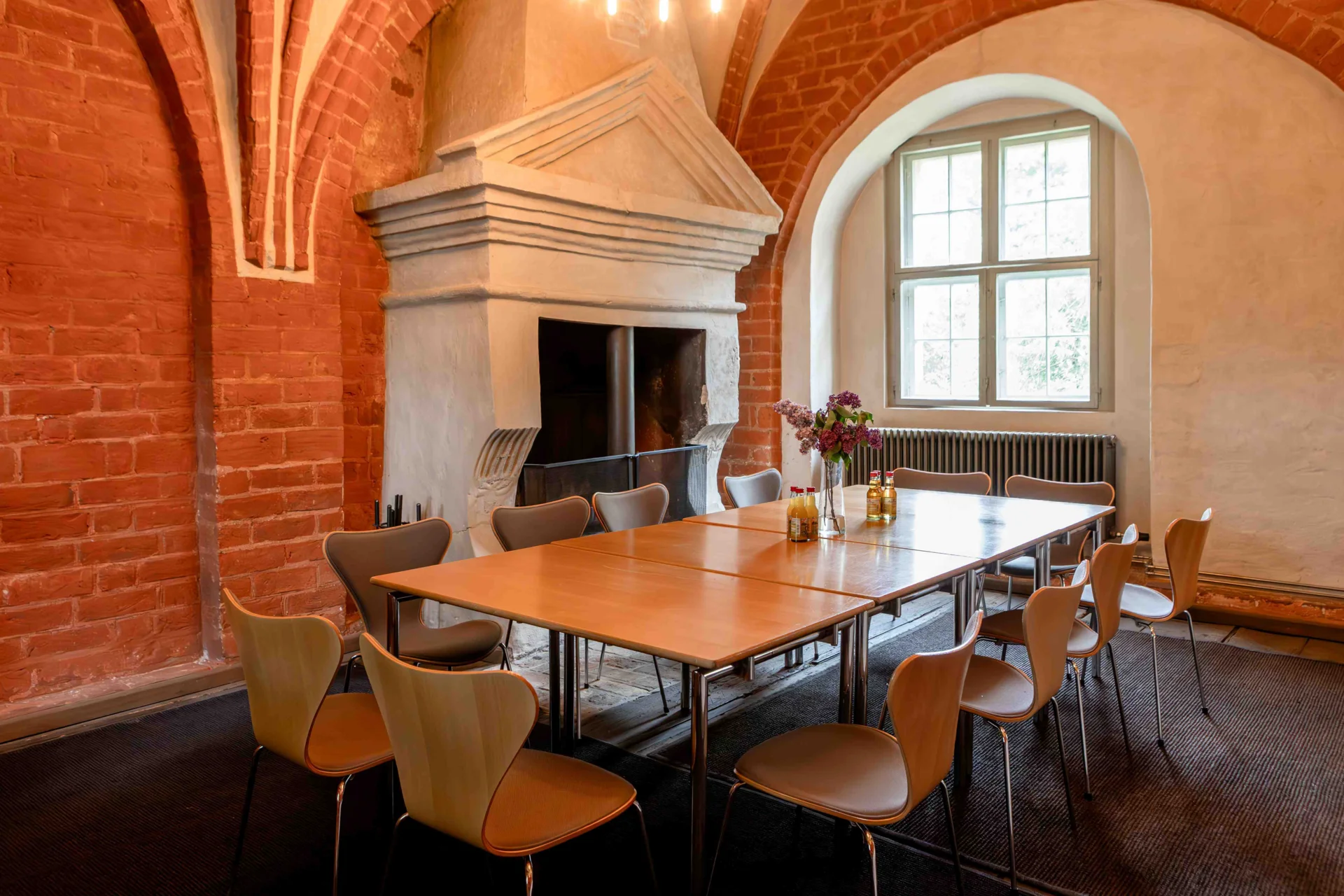 Bild: 05 Königshaus Kaminsaal mit Blcoktafel blick zum Kamin