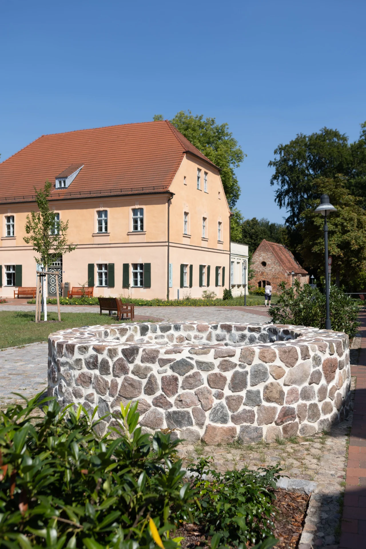 Bild: 06 Amtshaus neues Restaurant mit Brunnen