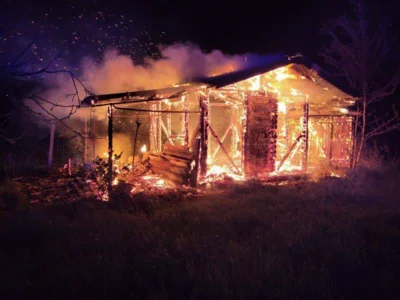 Foto des Albums: Explosionsgefahr nach Flugzeugabsturz / Altreifen Brennen / Waldhütte in Vollbrand