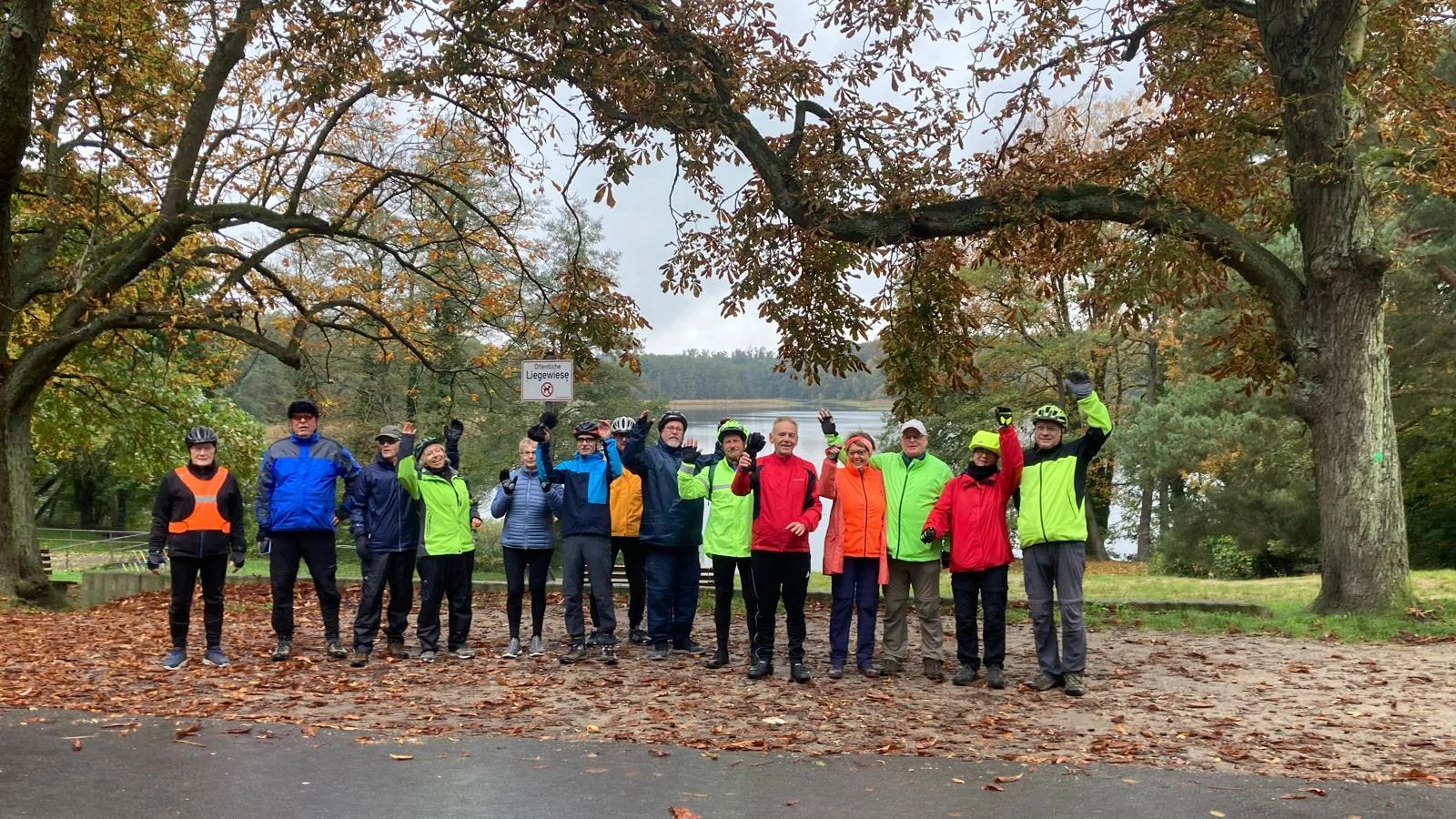 Bild: Gruppenfoto unterwegs am E1