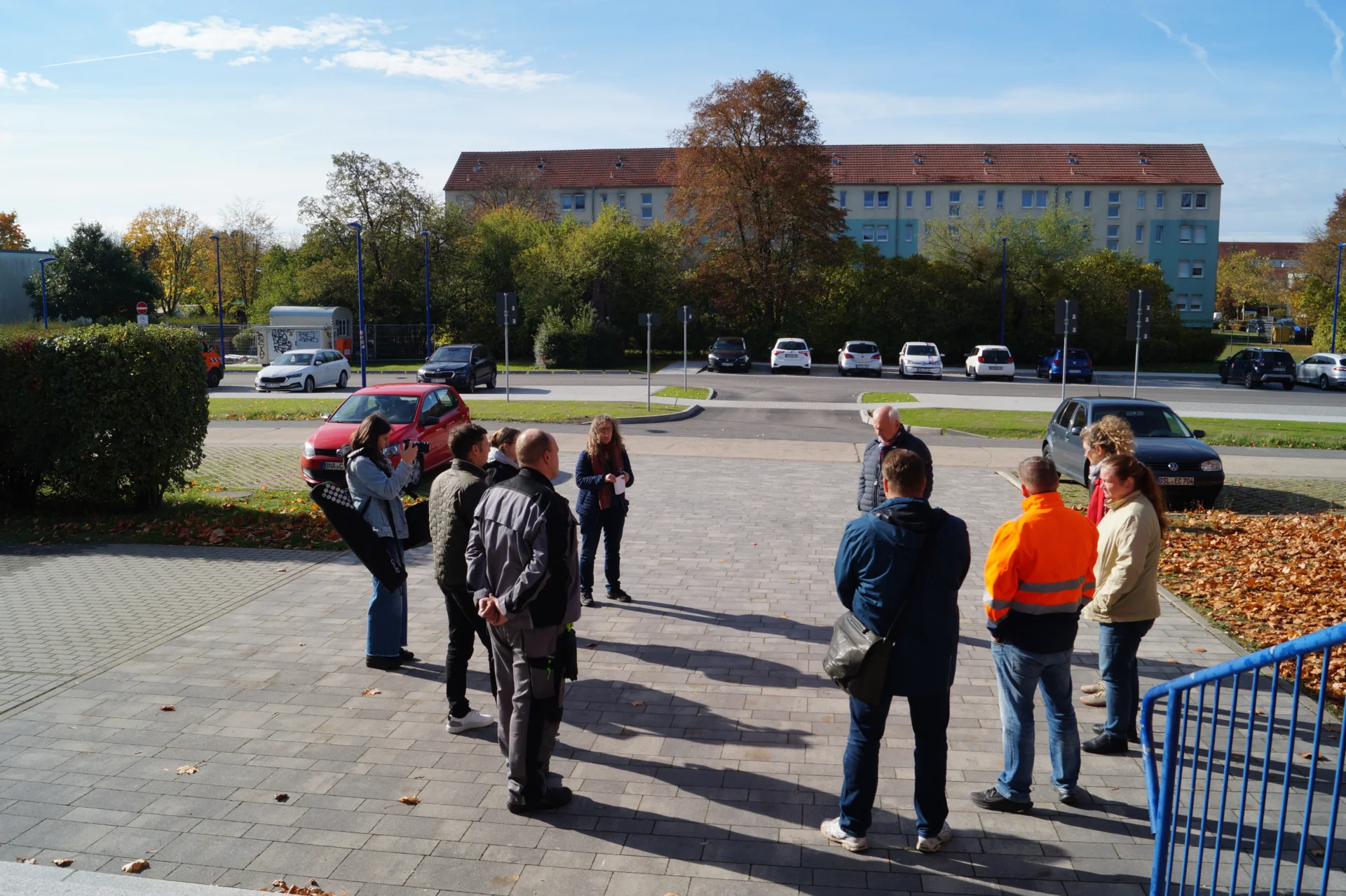 Bild: Blick von der Schuleingangstreppe über den Parkplatz