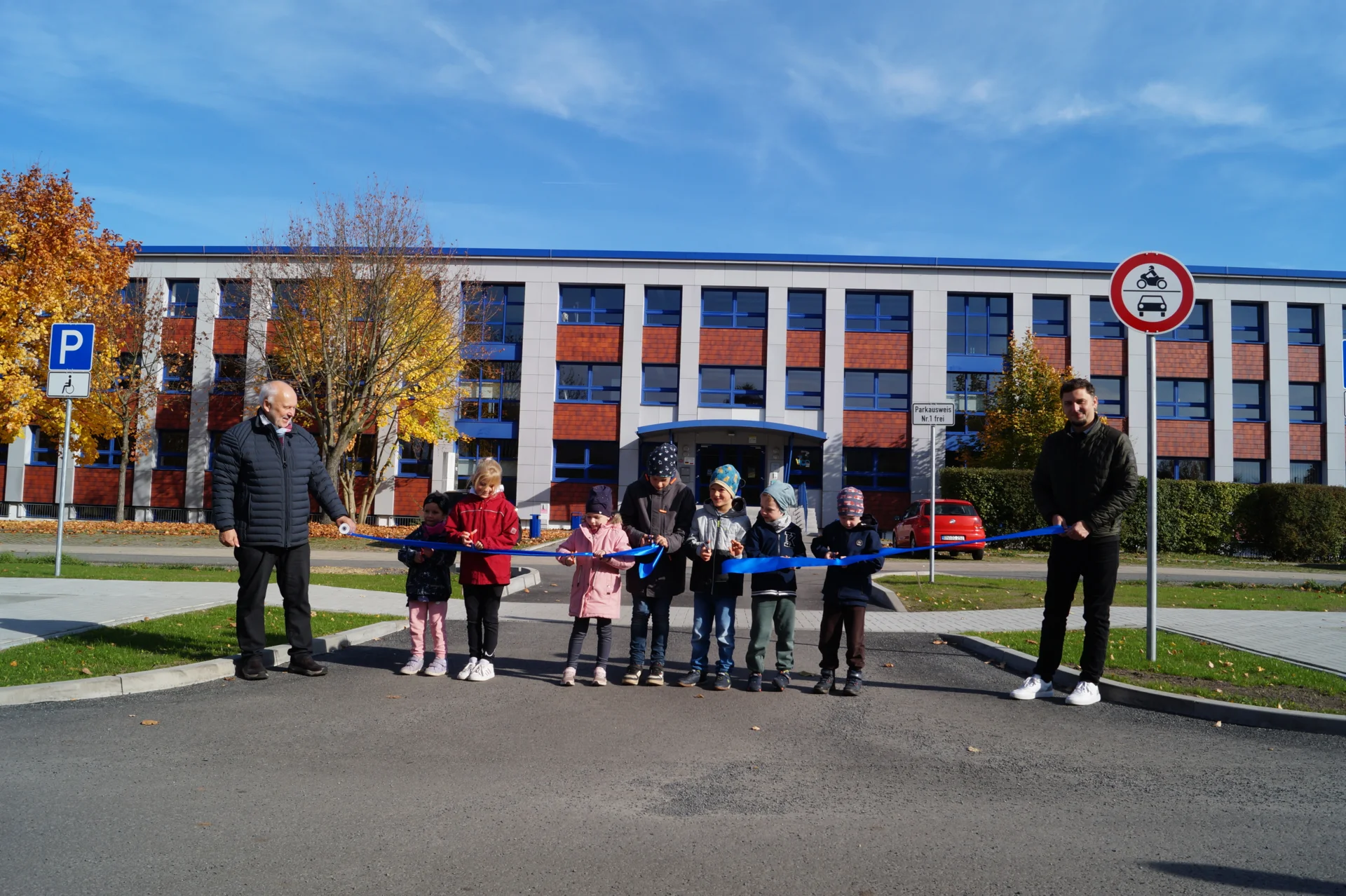 Bild: Das Band wird von den Kindern aus dem Haus Kunterbunt zerschnitten. links Bürgermeister Thomas Zenker, rechts der Vorsitzende der Stadtverordnetenversammlung André Lehnick