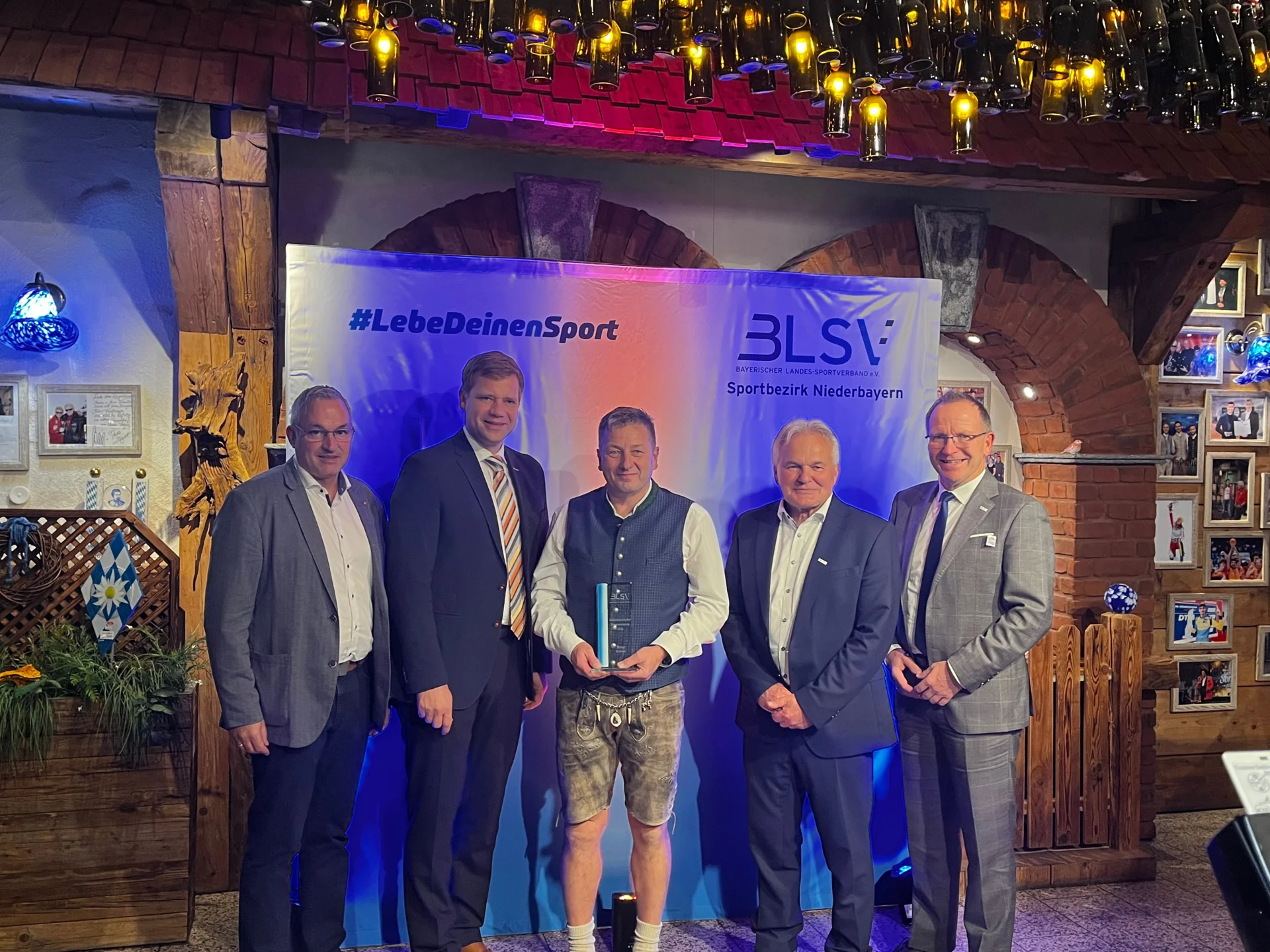 Bild: von links: BLSV Kreisvorsitzender Josef Gais, Bezirkstagspräsident Dr. Olaf Heinrich, Stefan Strixner, BLSV Bezirksvorsitzender Otto Baumann, BLSV Präsident Jörg Ammon