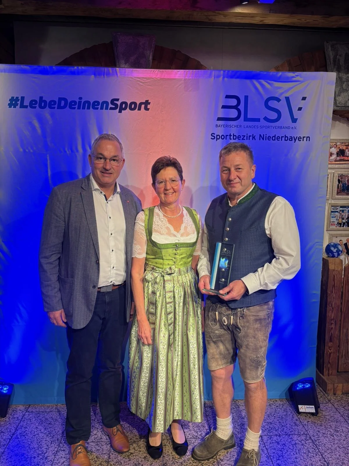 Bild: von links: BLSV Kreisvorsitzender Josef Gais, Ehefrau Elsbeth Strixner, Geehrter Stefan Strixner