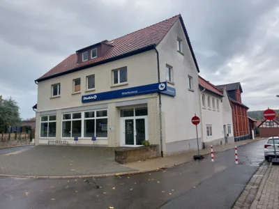 Neu eingerichtete Sperrung der Schulstra&szlig;e durch Poller und Verkehrsschilder. 
