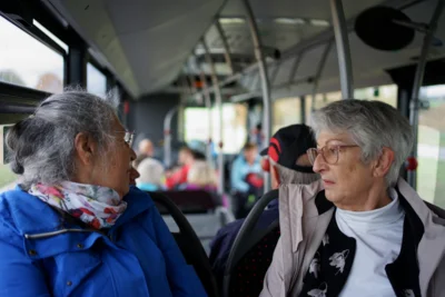 Im Bus - alle da  (Bild vergr&ouml;&szlig;ern)