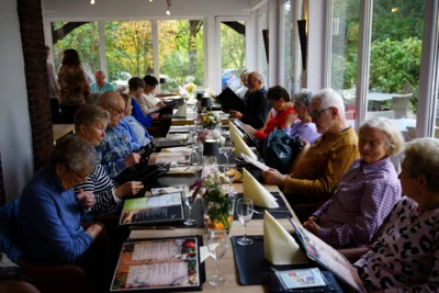 Im Restaurant -2  (Bild vergr&ouml;&szlig;ern)