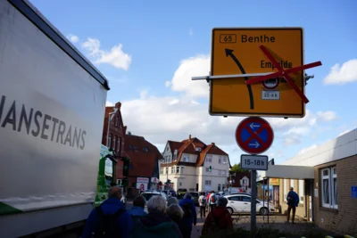 Ronnenberg - wie kommen Auto&acute;s  hier weiter  (Bild vergr&ouml;&szlig;ern)