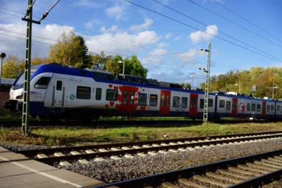 S-Bahn nach Barsinghausen - winke, winke  (Bild vergr&ouml;&szlig;ern)