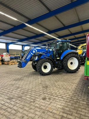 Traktor in Fahrt  (Bild vergr&ouml;&szlig;ern)
