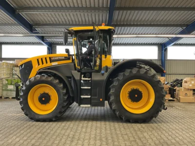 Traktor auf Probefahrt  (Bild vergr&ouml;&szlig;ern)