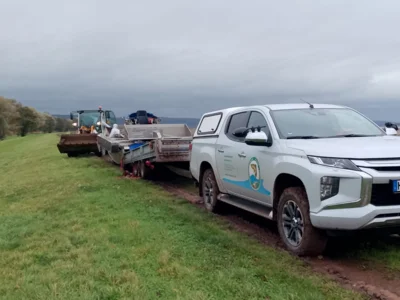 Angler stehen dem Landkreis MSH mit modernem Amphibienfahrzeug bei der Bergung der Vogelkadaver zur Seite 