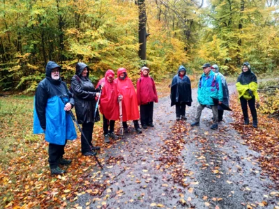Gruppenbild im Regen.  (Bild vergr&ouml;&szlig;ern)