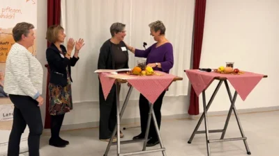 Elisabeth Brunkhorst ehrt Simone Hagemann  (Bild vergr&ouml;&szlig;ern)