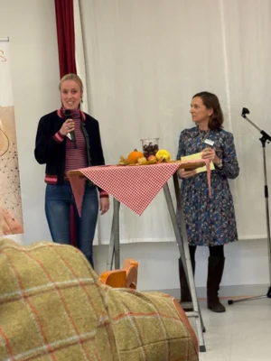 Karoline Vorlop vom Landvolk Braunschweig (links)  (Bild vergr&ouml;&szlig;ern)