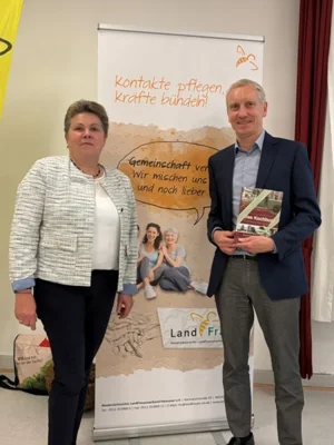 Maike Schreiber und Dozent des Abends Jochen Dallmer  (Bild vergr&ouml;&szlig;ern)