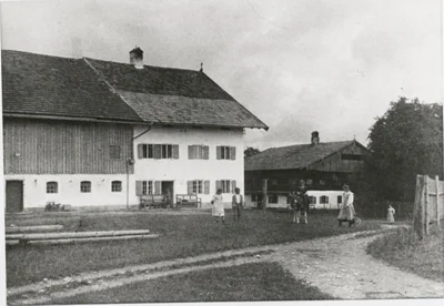 Rankehof und der "W&ouml;rl" in Weipertshausen, Gemeinde M&uuml;nsing  (Bild vergr&ouml;&szlig;ern)