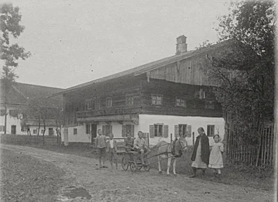Der W&ouml;rl Hof mit Eselsgespann  (Bild vergr&ouml;&szlig;ern)