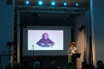 Grete mit der Schiefertafel  (Bild vergr&ouml;&szlig;ern)