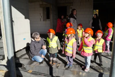 Am zuk&uuml;nftigen Fenster der neuen Gruppenr&auml;ume  (Bild vergr&ouml;&szlig;ern)