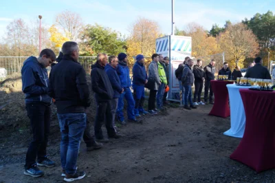 Bauarbeiter und Planer lauschen dem St&auml;ndchen  (Bild vergr&ouml;&szlig;ern)