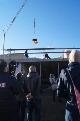 Schwebender Richtkranz  (Bild vergr&ouml;&szlig;ern)