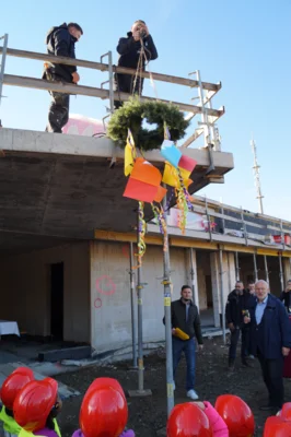 Hochziehen des Richtkranzes  (Bild vergr&ouml;&szlig;ern)