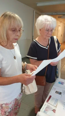 G&auml;ste informieren sich an den Info- und Mitmachst&auml;nden_Tag der offenen T&uuml;r_Ev. KH Ludwigsfelde_2025 