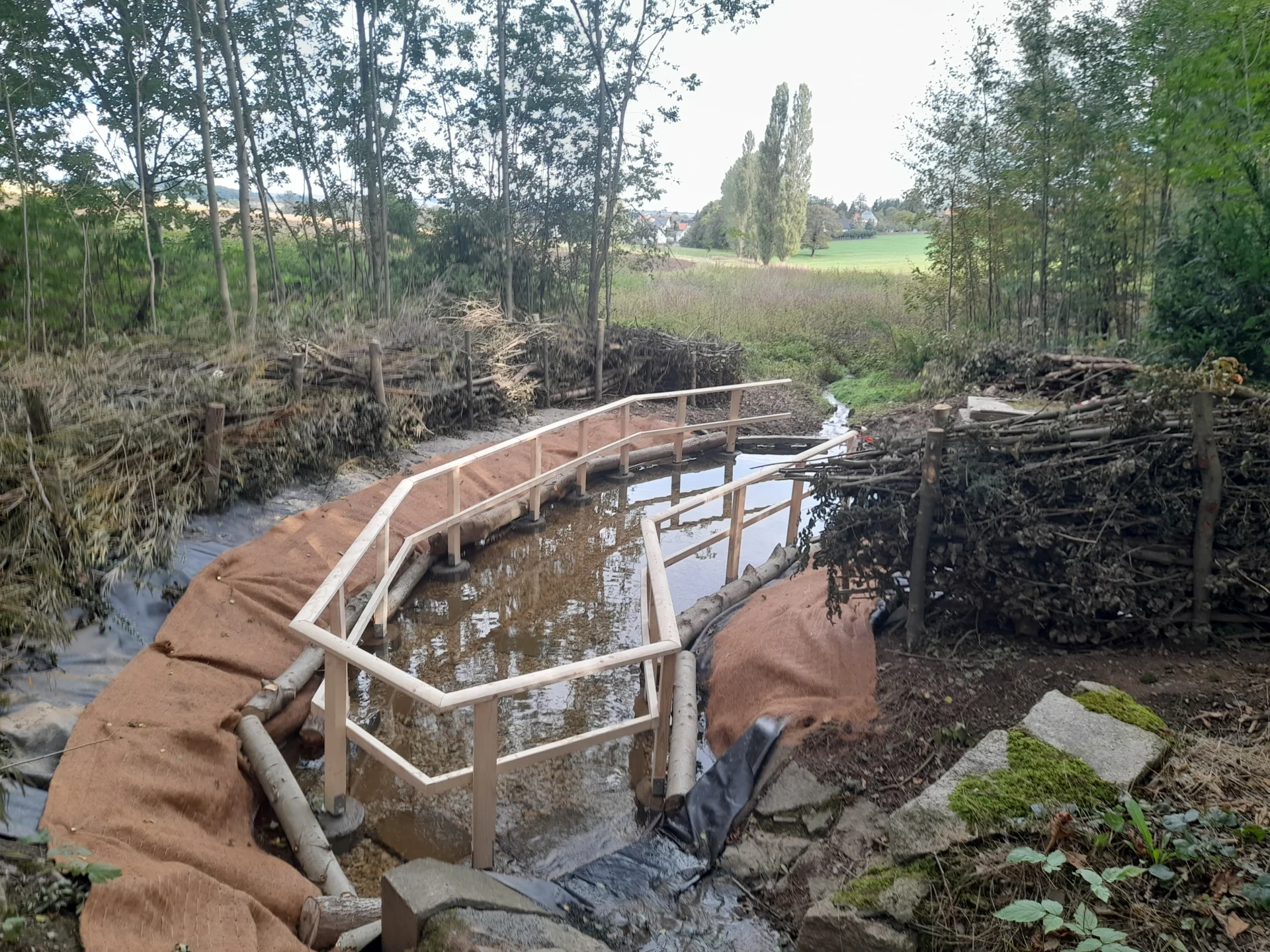 Bild: Das neue Kneipp-Becken am Wanderweg