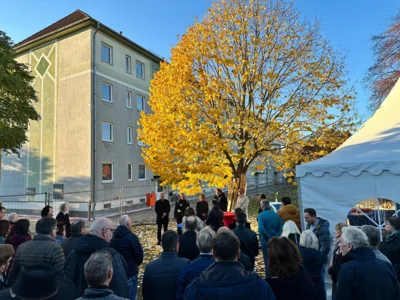 Er&ouml;ffnung vor dem Modellblock an der Stra&szlig;e der Einheit 