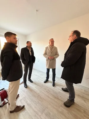 Marcel Elverich im Gespr&auml;ch mit Minister Detlef Tabbert und Architekt Thomas Willemeit 