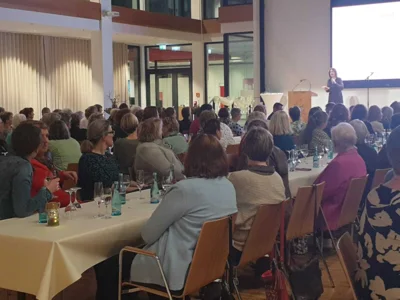 Volle Reihen im Sparkassenforum  (Bild vergr&ouml;&szlig;ern)