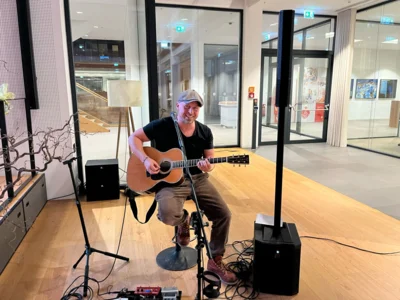 Oliver J&uuml;chems bereicherte den Abend mit toller Musik!  (Bild vergr&ouml;&szlig;ern)
