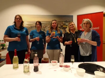 Die LandFrauen Leda-J&uuml;mme sorgten mit ihrem farbenfrohen Sektangebot f&uuml;r einen herzlichen Empfang!  (Bild vergr&ouml;&szlig;ern)