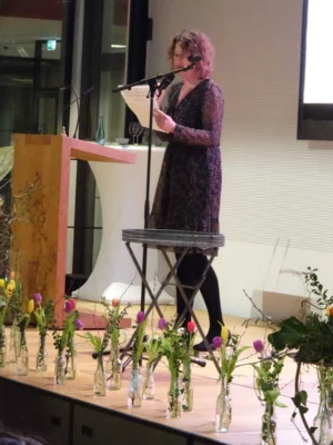 Marion Roeden f&uuml;hrte spritzig durchs Programm  (Bild vergr&ouml;&szlig;ern)
