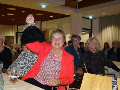 Luise Oldewurtel zeigte ihre sch&ouml;nste Handtasche!  (Bild vergr&ouml;&szlig;ern)
