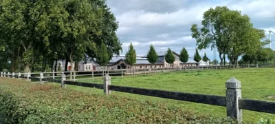 Polderhof in Bunderhee  (Bild vergr&ouml;&szlig;ern)
