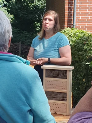 Imke de Haan f&uuml;hrt uns durch den WIldbienen-Lehrpfad in Potshausen  (Bild vergr&ouml;&szlig;ern)