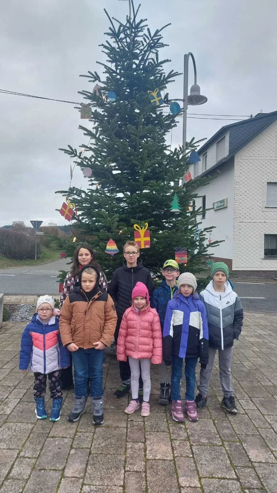Bild: Unsere Jugend hat den Weihnachtsbaum geschmückt