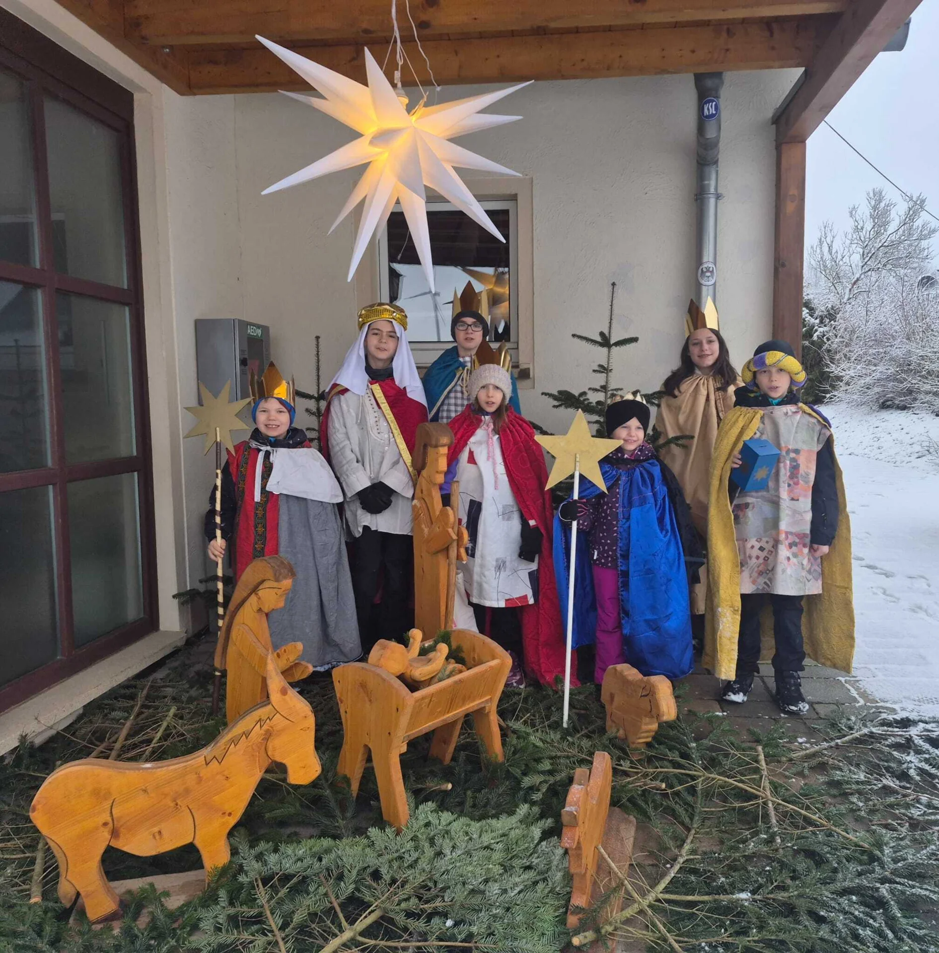 Bild: Unsere Benzweiler Jugend machte sich am 10. Januar als Sternsinger auf den Weg und sammelten für ärmere Kinder auf der Welt