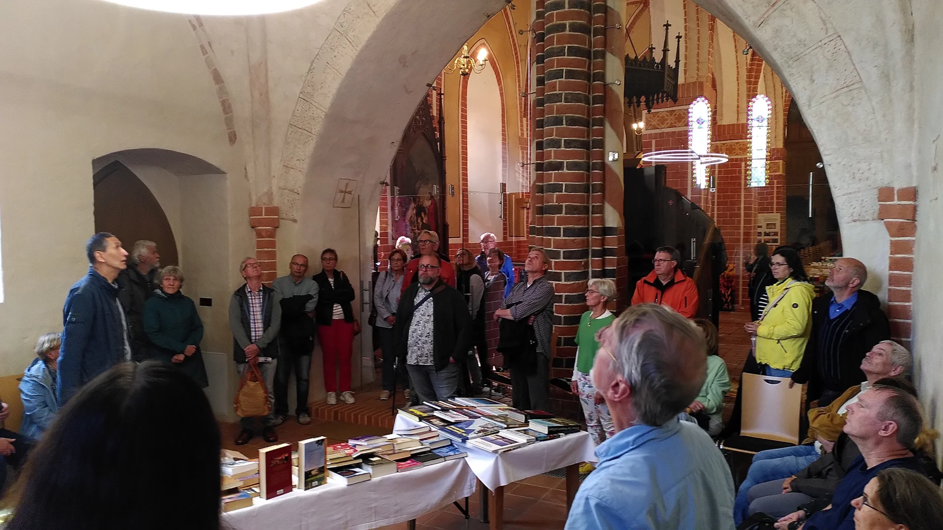 Bild: Kirchenführung und Buchbasar zum Tag des offenen Denkmals 2025