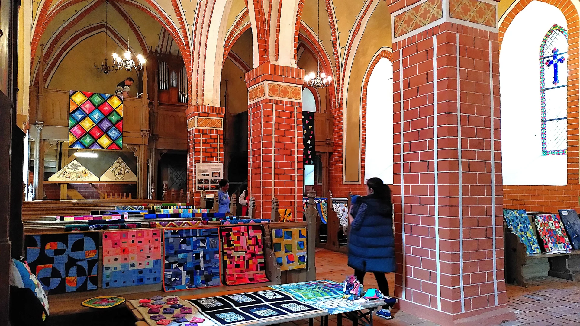 Bild: Quilts schmückten das Kirchenschiff