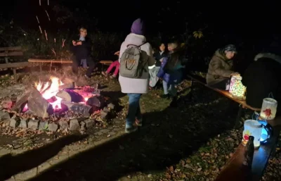 Bild: Entspannter Abend am Grillfeuer