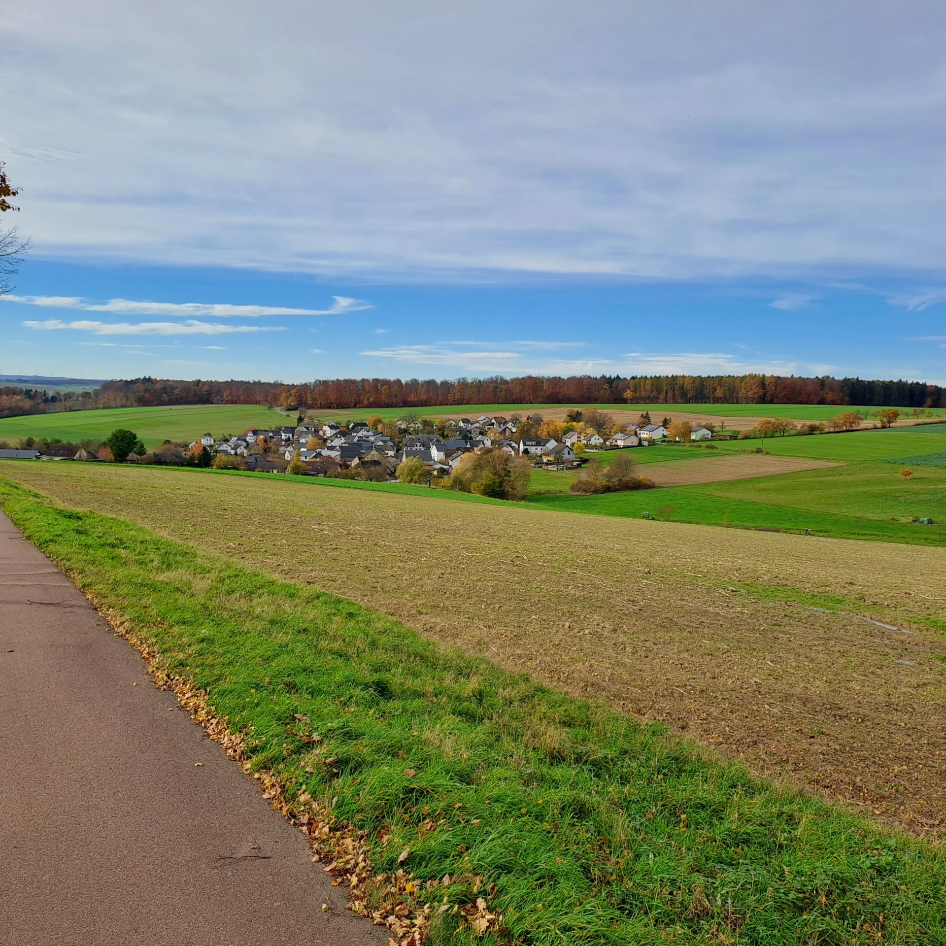 Bild: Blick auf Bettendorf vom Loreley-Aar Radweg am Brandholz gesehen.