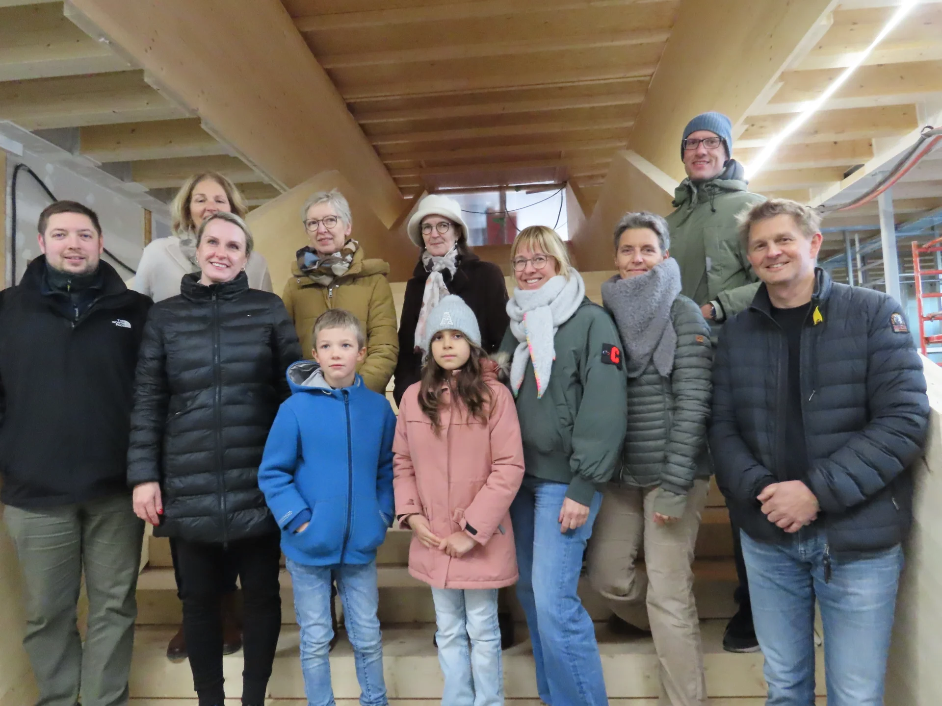 Bild: Das Kollegium und die Kinder freuen sich - rechts der Architekt Herr Hirsch