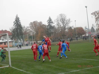 Gleich nach der Pause setzte sich der G&auml;stespieler (blau), trotz energischer Gegenwehr durch Sean Beckert, hier durch, und k&ouml;pfte zum 3:2 Anschlusstreffer ein. 