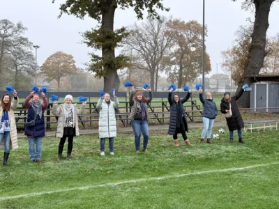 Vorschaubild: Jubelnde Eltern am Spielfeldrand